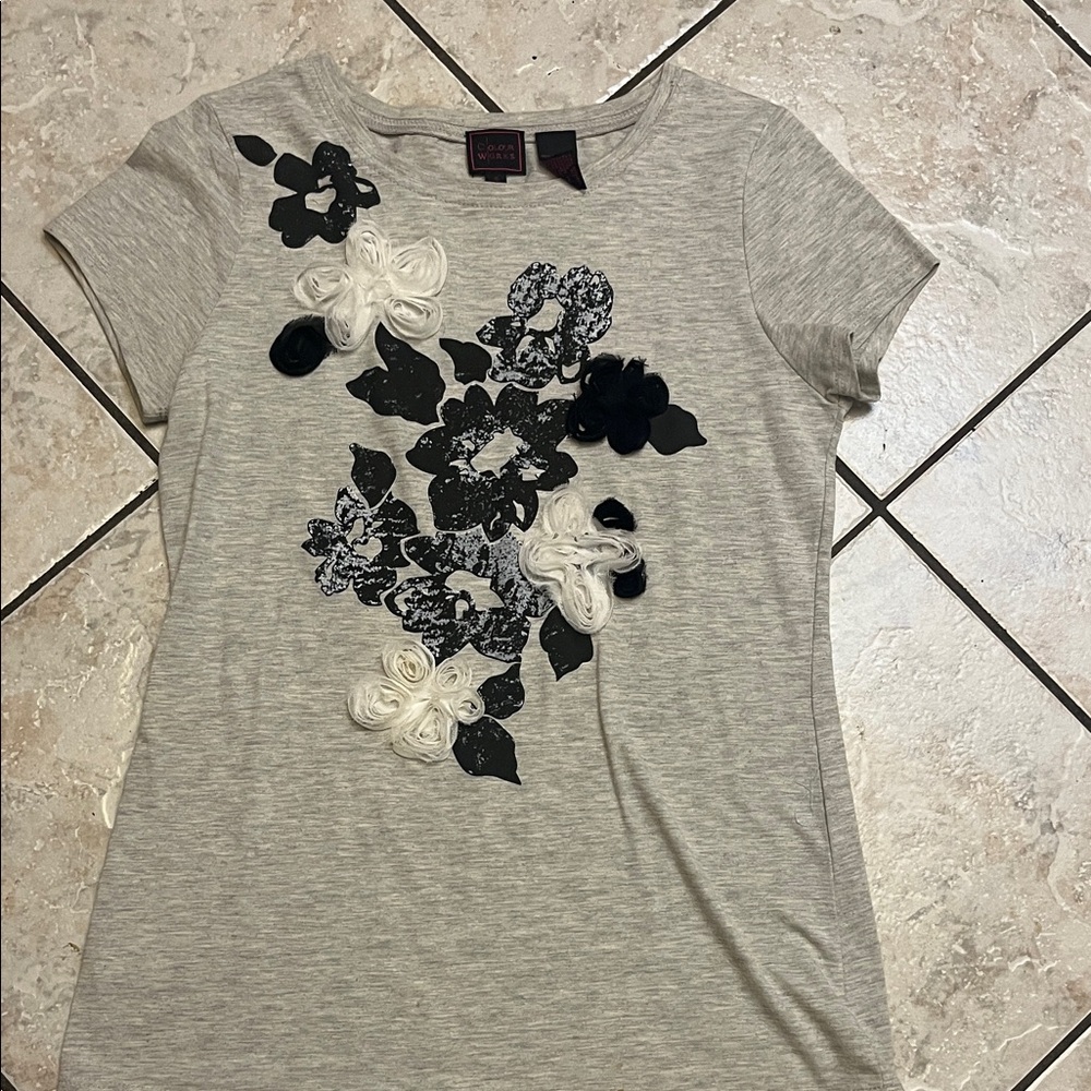 Color Works Gray Short Sleeve Top with Floral Accents S NWOT